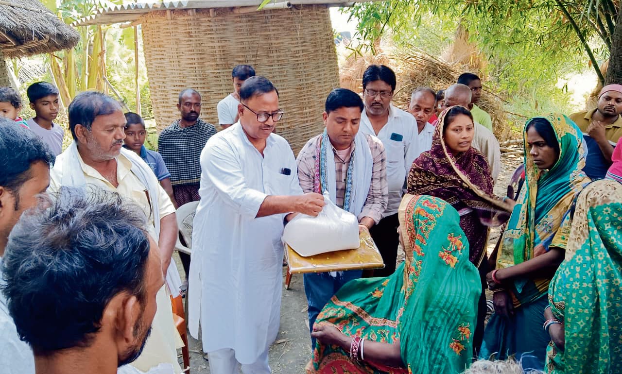 Hajipur News : अग्निपीड़ित के बीच किया गया राहत सामग्री का वितरण