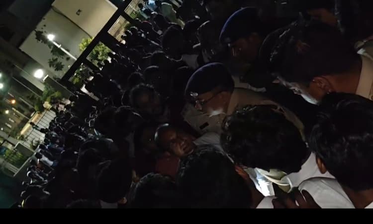 शेरशाह इंजीनियरिंग कॉलेज के छात्र की सड़क हादसे में मौत, किया हंगामा