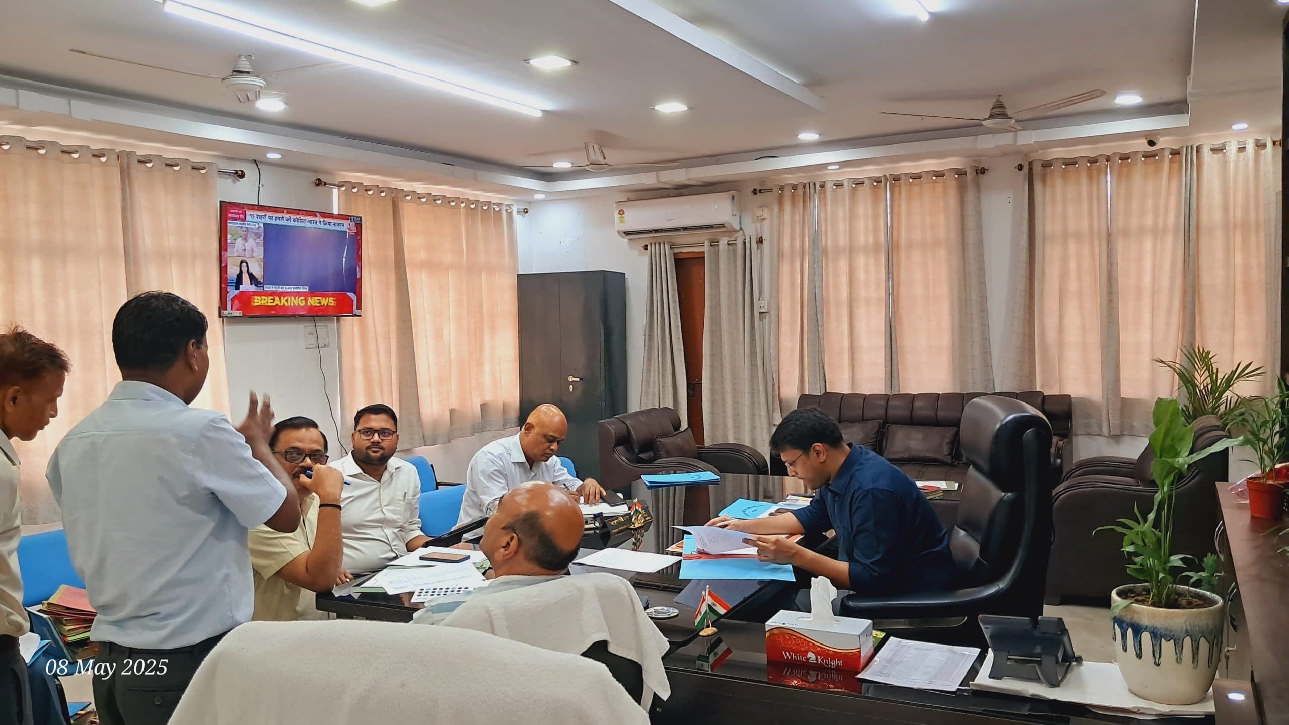 Jamshedpur news. घाटशिला के डीसीएलआर कार्यालय में पंजी एवं कैशबुक का उचित संधारण नहीं दिखा, डीसी ने जताई नाराजगी