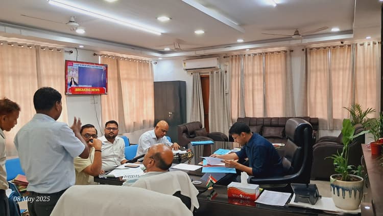 Jamshedpur news. घाटशिला के डीसीएलआर कार्यालय में पंजी एवं कैशबुक का उचित संधारण नहीं दिखा, डीसी ने जताई नाराजगी