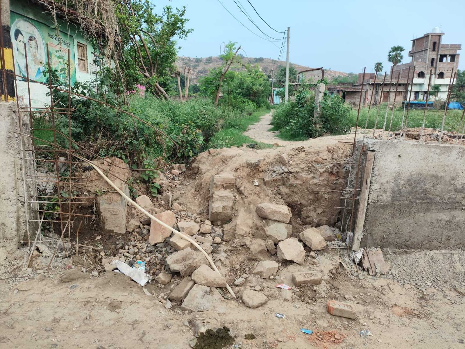 अंडरपास दीवार के निर्माण से बेनीपुर आने जाने का रास्ता बंद