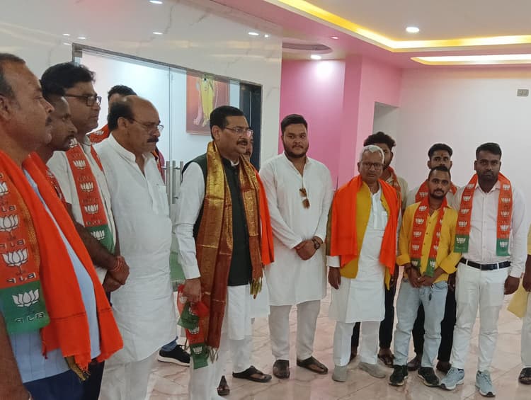 डुमरिया में लोगों ने भाजपा की सदस्यता ग्रहण की