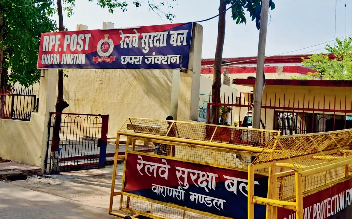 Saran News :  हथकड़ी सहित शातिर चोर आरपीएफ पोस्ट से फरार