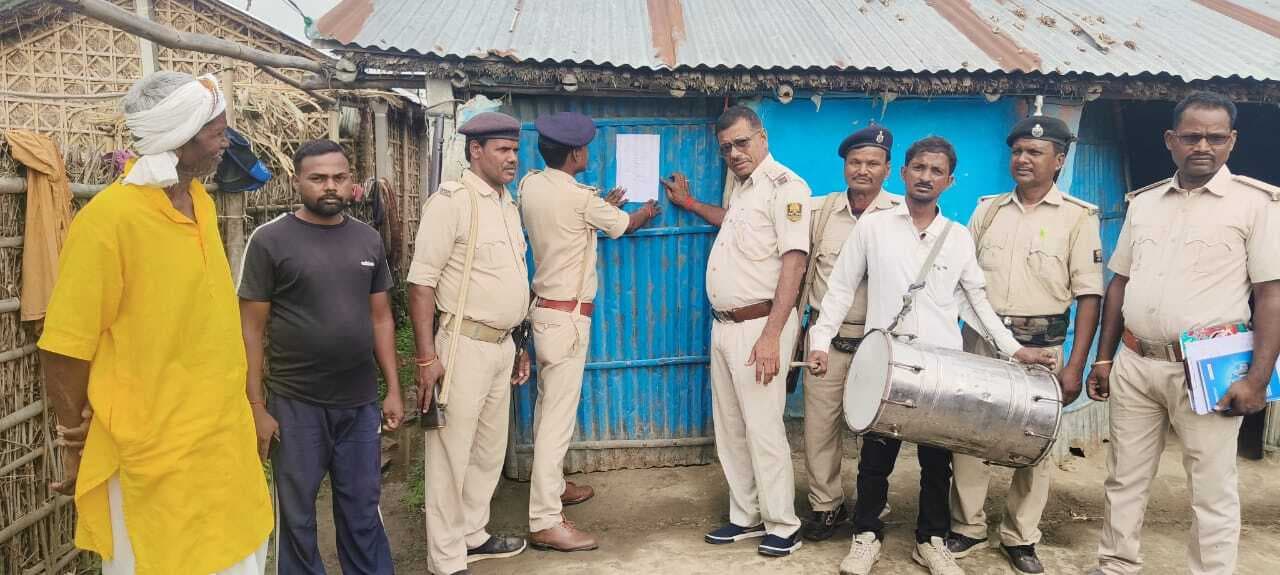 छात्रा अपहरण मामले में आरोपियों के घर चिपकाया इश्तेहार