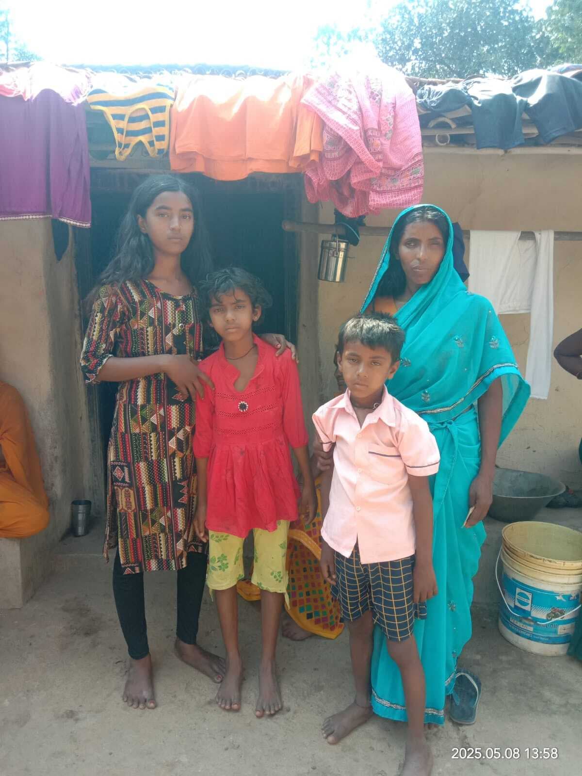 Dhanbad News : शव आते ही नवाटांड़ में पसरा मातम, परिवार पर टूटा दुखों का पहाड़