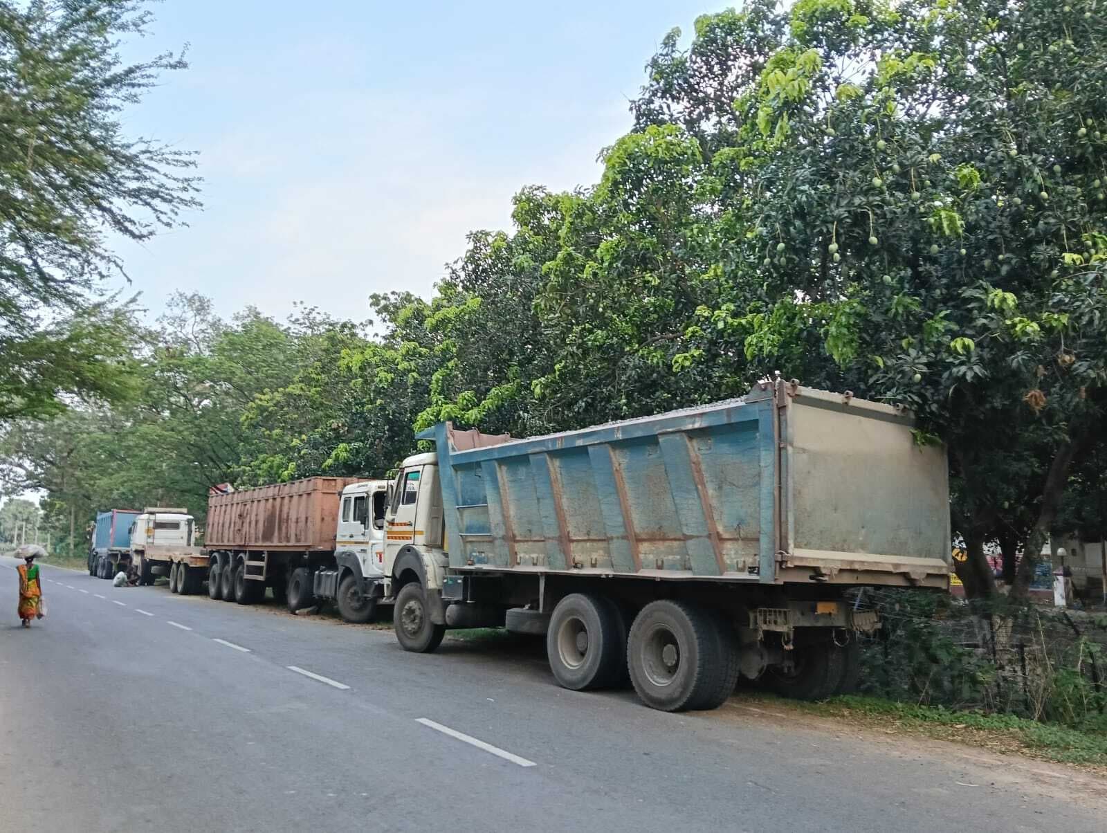 सादीपुर के पास डीटीओ ने गिट्टी लदे दो हाइवा किया जब्त