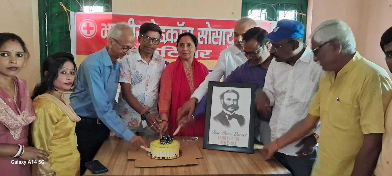 रेडक्रॉस सोसाइटी पीड़ितों की मदद में भूमिका निभाता है अग्रणी