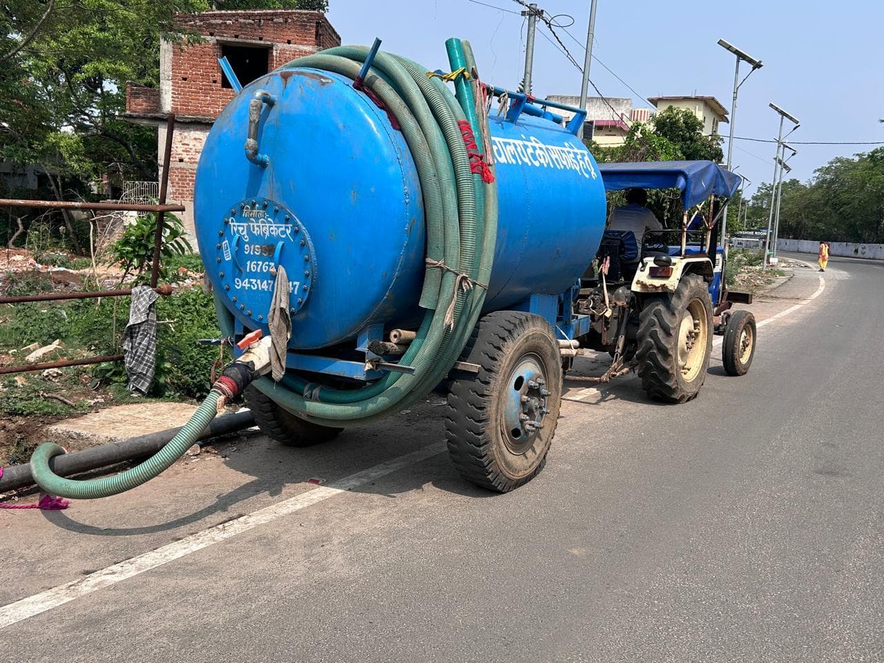 Deoghar News : निजी सफाई वाहन फैला रहे गंदगी, खुले में फेंकी जा रही शौचालय गाद