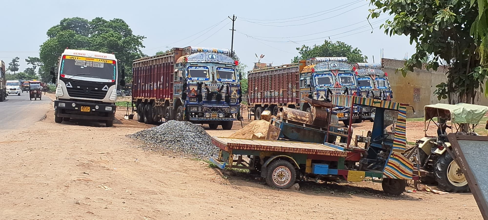 सड़क किनारे वाहनों को खड़ी किये जाने से घटित हो रही बड़ी दुर्घटनाएं