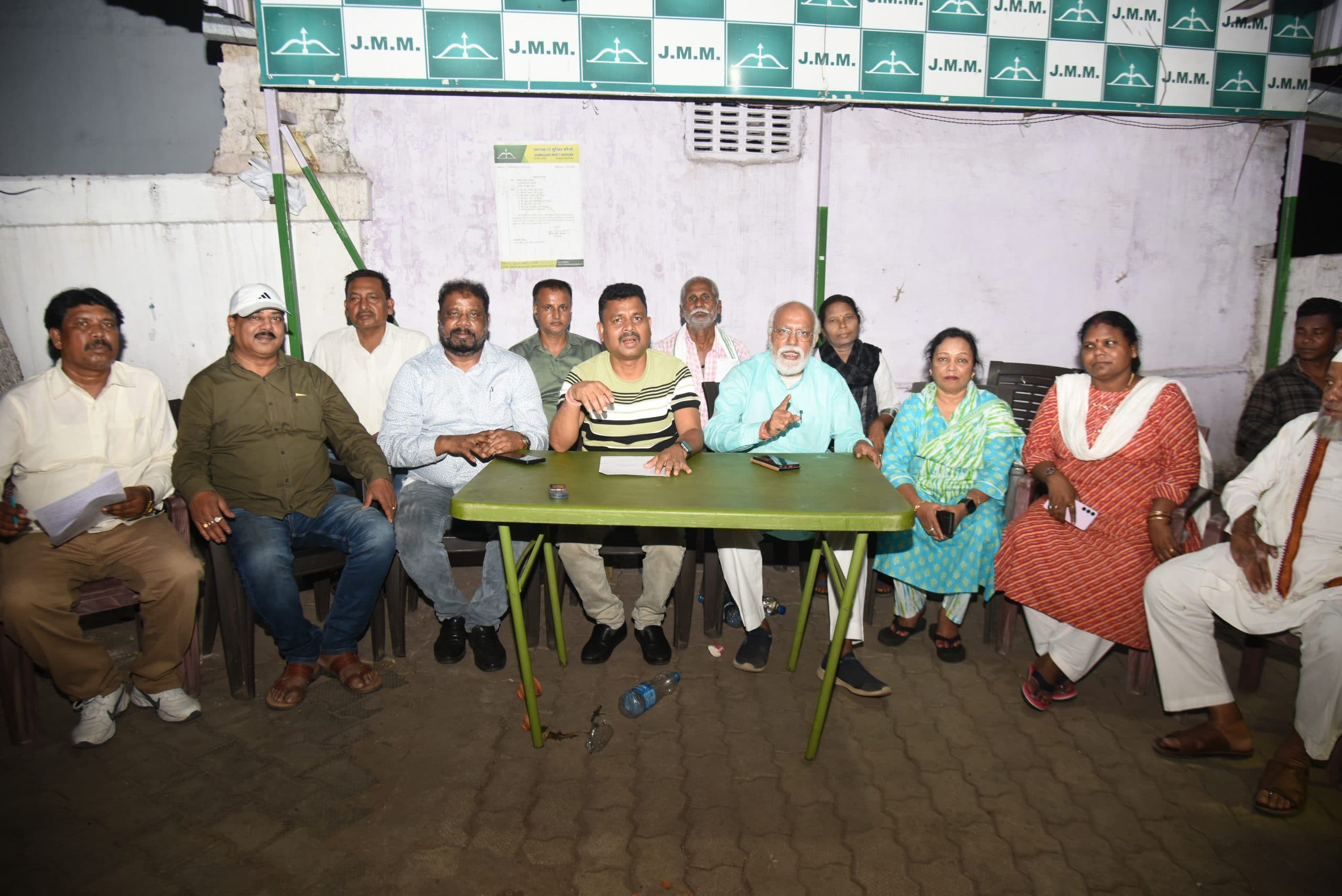 Jamshedpur news. झामुमो का जिला मुख्यालय में आयोजित धरना-प्रदर्शन स्थगित