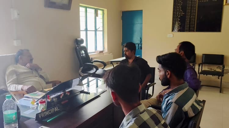 केबी झा कॉलेज के इंडोर स्टेडियम का हो रहा दुरुपयोग, विश्वविद्यालय प्रशासन मौन