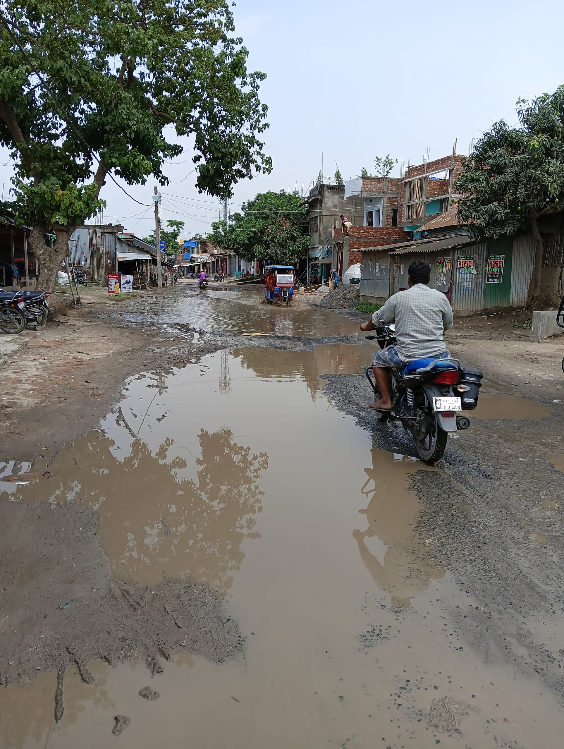 काजीटोला-बारिओल सड़क बदहाल, ग्रामीणों में आक्रोश