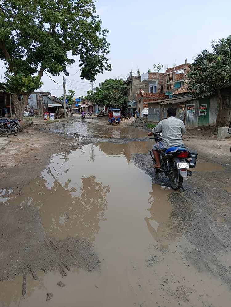 काजीटोला-बारिओल सड़क बदहाल, ग्रामीणों में आक्रोश