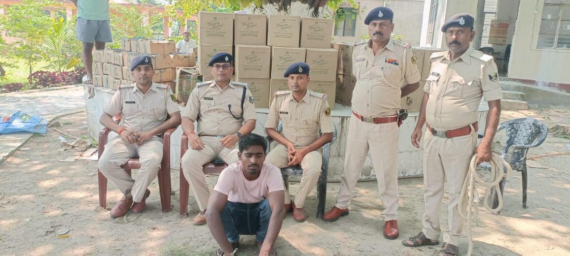 पिकअप वैन के साथ 1345 लीटर शराब जब्त, चालक धराया