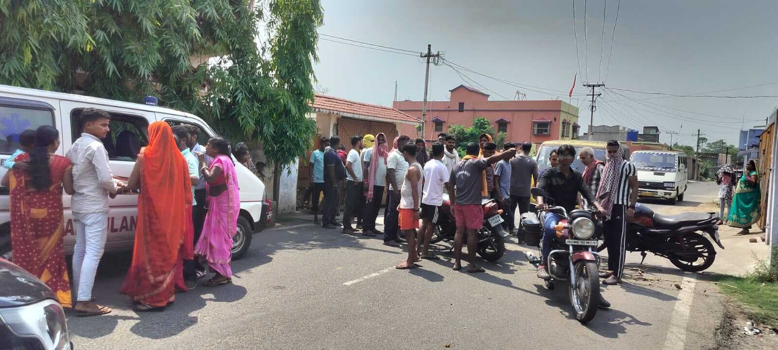 Dhanbad News : ट्रैक्टर की चपेट में आये घायल बाइक सवार की मौत, मुआवजे के लिए सड़क जाम