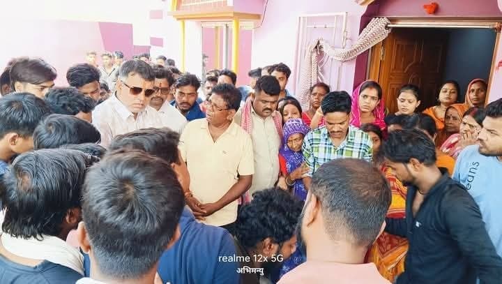 Deoghar news : सड़क दुर्घटना में मृत युवक का शव लाया गया चितरा आवास, छाया मातम