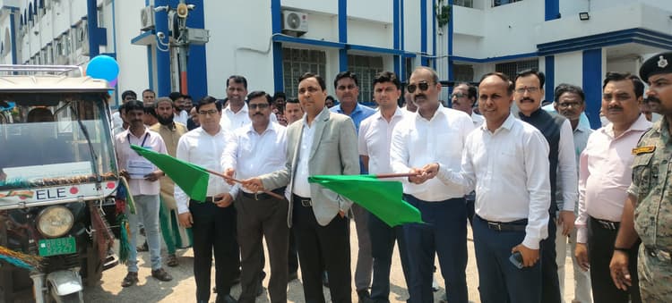 जिला जज ने न्याय रथ को किया रवाना
