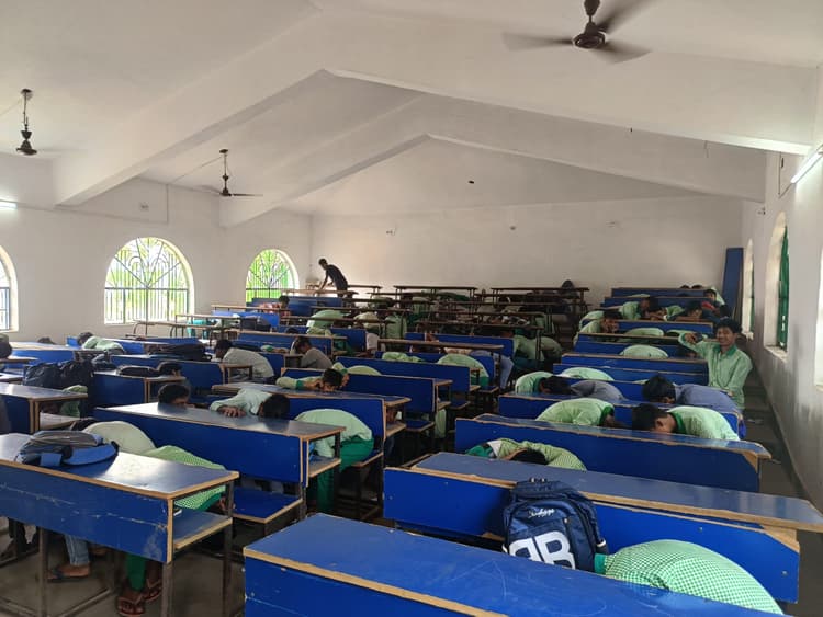 आपात स्थिति में बच्चे बेंच के नीचे छिप जायें, लाइट बंद कर दें