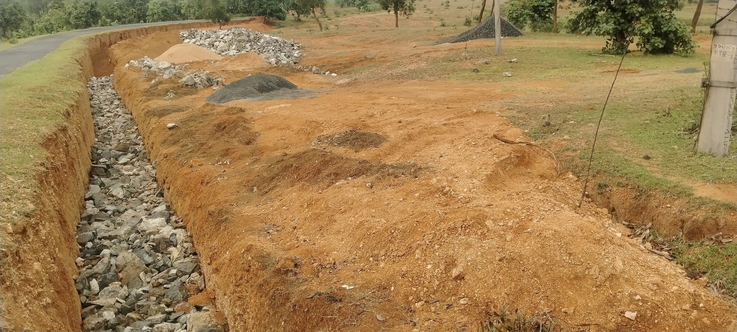 मुखिया ने घटिया सड़क निर्माण का लगाया आरोप, एइ ने रोका काम