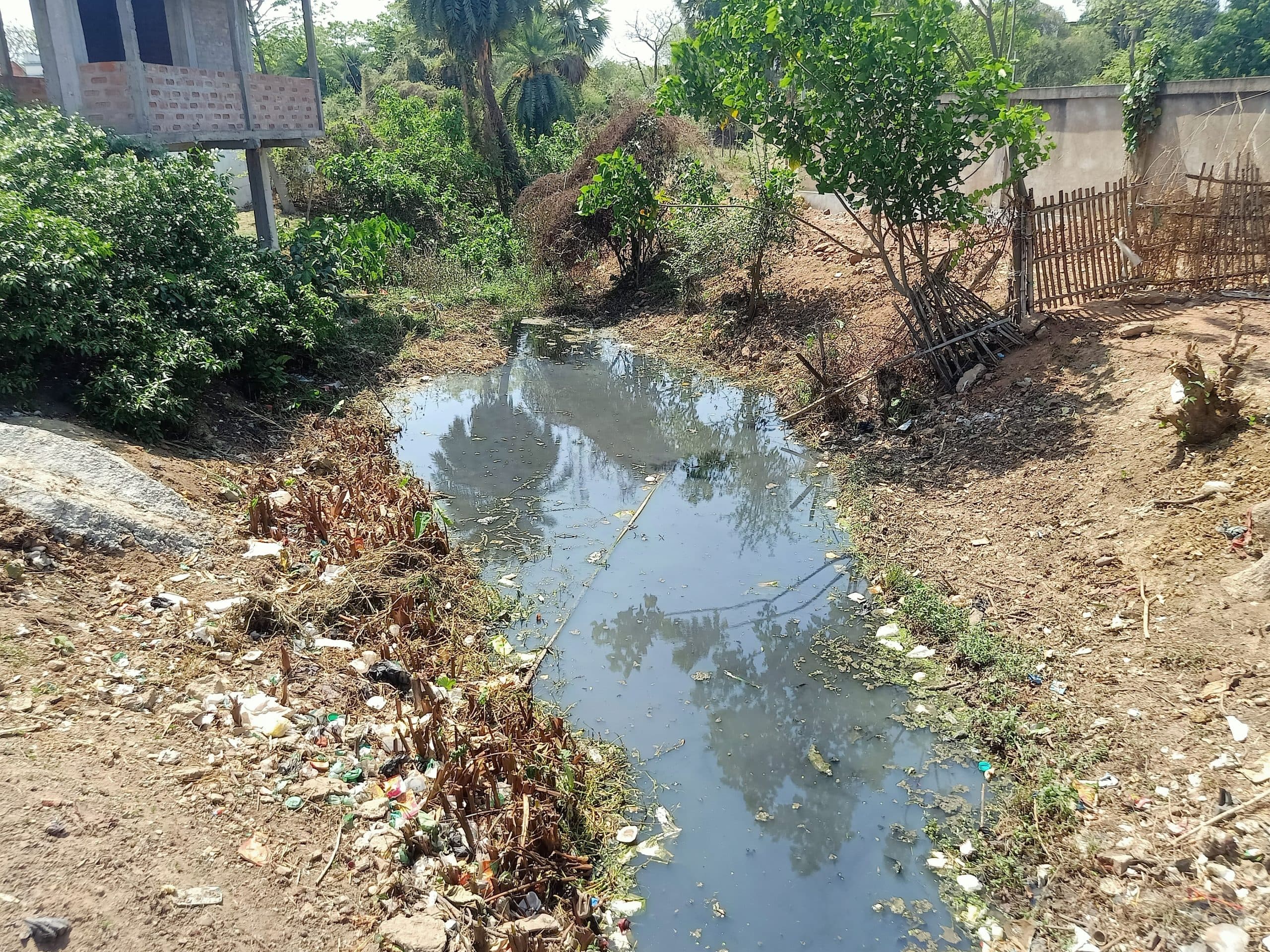 सरकारी जोला नाला में लोग बहा रहे घरों का गंदा पानी, खुद की व्यवस्था कराने की हो रही पहल