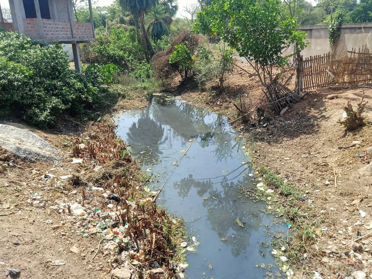 सरकारी जोला नाला में लोग बहा रहे घरों का गंदा पानी, खुद की व्यवस्था कराने की हो रही पहल