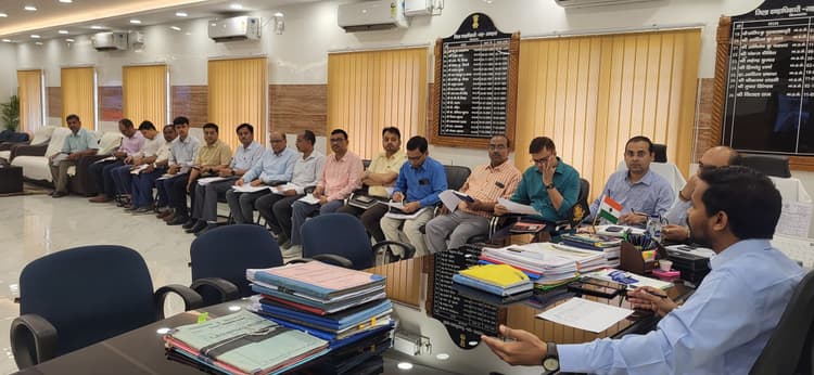 दलितों की बस्ती में लगने वाले शिविर को ले बैठक