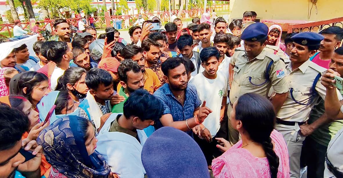 Saran News : पूर्वोत्तर रेलवे महाविद्यालय में शिक्षण कार्य ठप, छात्रों ने किया डीआरएम कार्यालय का घेराव