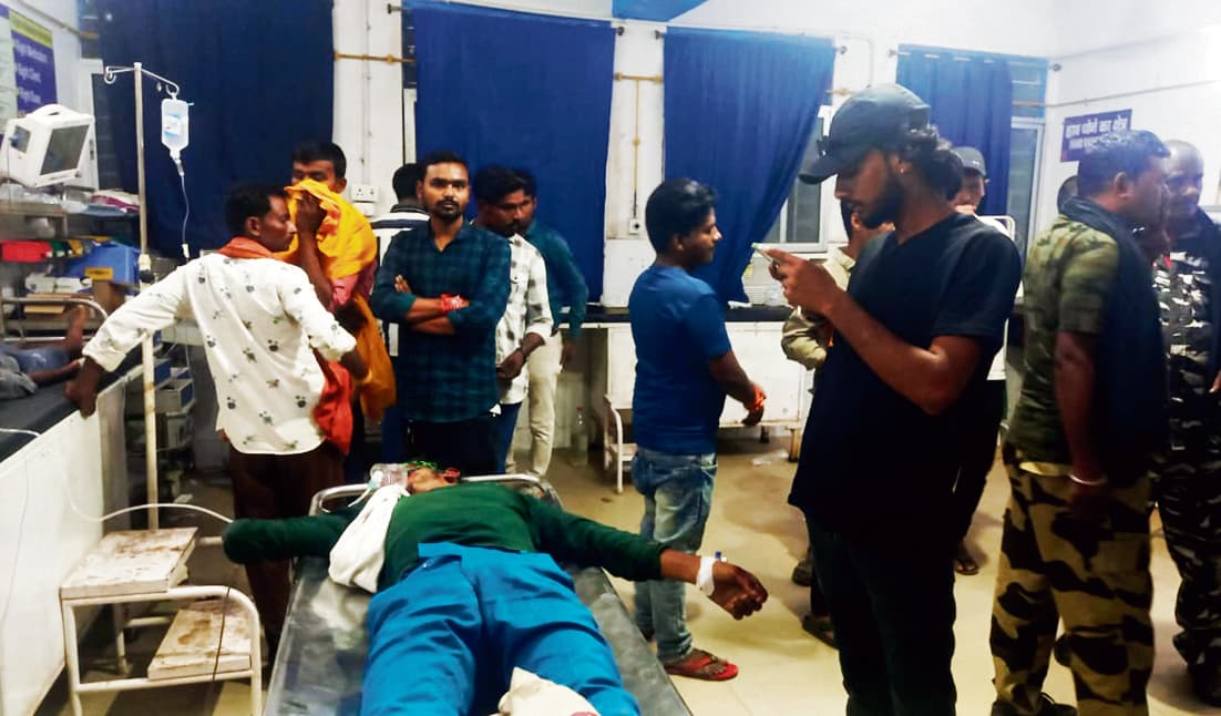 सड़क दुर्घटना में तीन युवक घायल, दो पटना रेफर