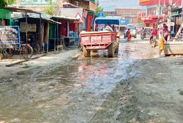 Saran News : दाउदपुर बाजार से सटे ढाला रोड में जलजमाव व कीचड़ से आवागमन प्रभावित