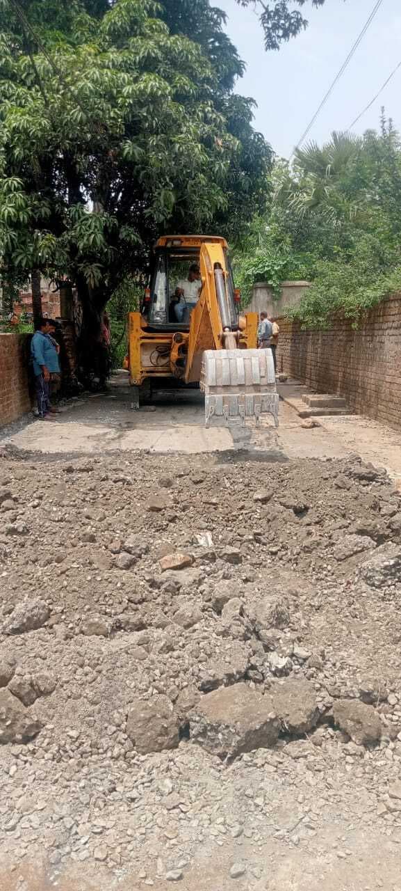 Jamshedpur news. मानगो : बालीगुमा में रोड की ढलाई करना था आठ इंच, मात्र डेढ़-दो इंच ही किया