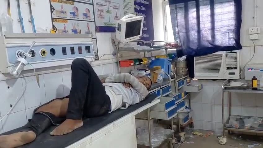 इमरजेंसी कक्ष से घंटों गायब रहे चिकित्सक, मरीज रहे परेशान