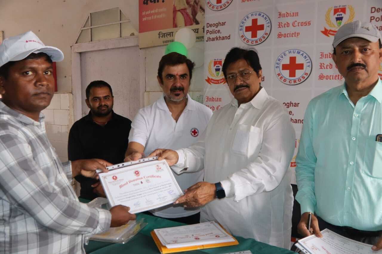 Deoghar News : देवघर पुलिस ने रचा इतिहास, एक दिन में रिकॉर्ड 208 यूनिट रक्तदान