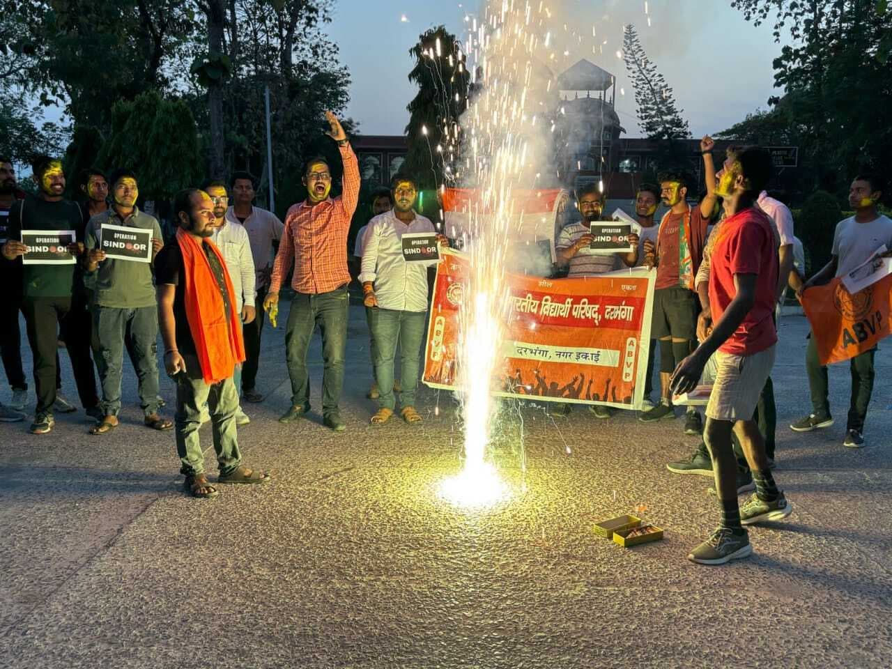 Darbhanga News: ऑपरेशन सिंदूर की सफलता पर विद्यार्थी परिषद ने मनाया जश्न