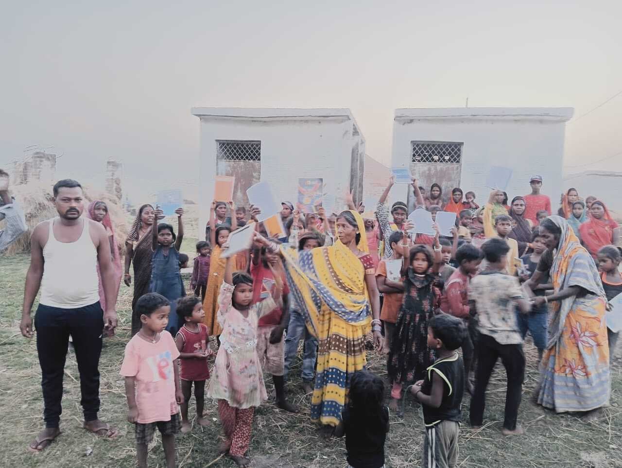 चौपाल व स्कूल का शौचालय तोड़ने का ग्रामीणो ने किया विरोध