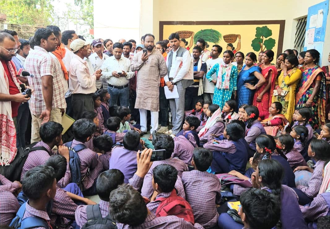 छात्रों व अभिभावकों ने प्रखंड मुख्यालय के समक्ष दिया धरना