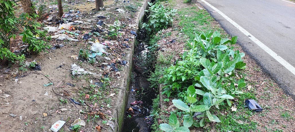 जगरनाथपुर आदिवासी गांव में ढक्कन नहीं होने से नाला जाम