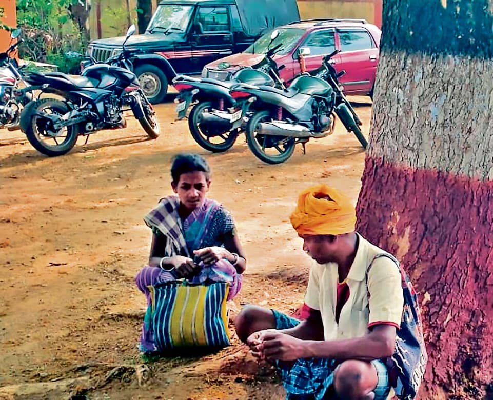 West Singhbhum News : सोनुआ में जेसीबी पलटने से खलासी की मौत, एक गंभीर