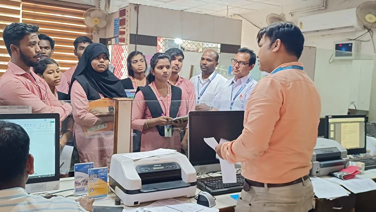 West Singhbhum News : विद्यार्थियों ने जानी बैंकिंग कार्यप्रणाली