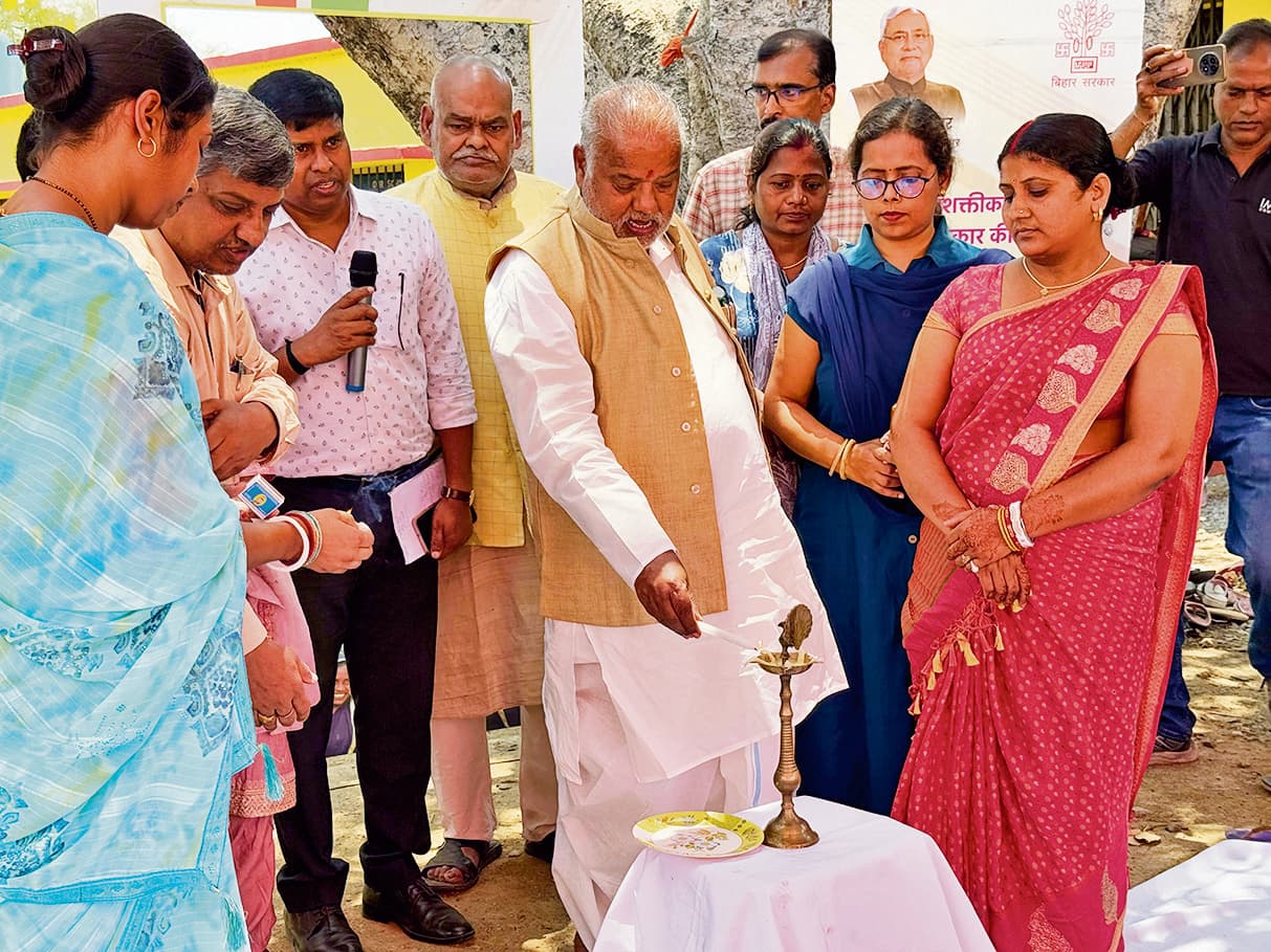 प्रगति पथ पर बढ़ रहा बिहार, योजनाओं का लाभ ले महिलाएं बन रही सशक्त : श्रवण कुमार