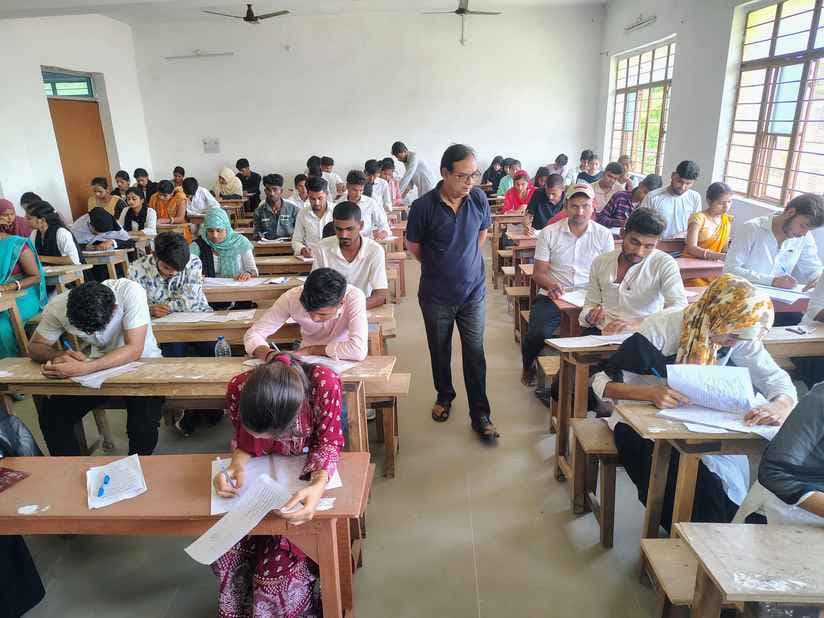 परसा मिल्लत कॉलेज में सेमेस्टर टू की परीक्षा संपन्न