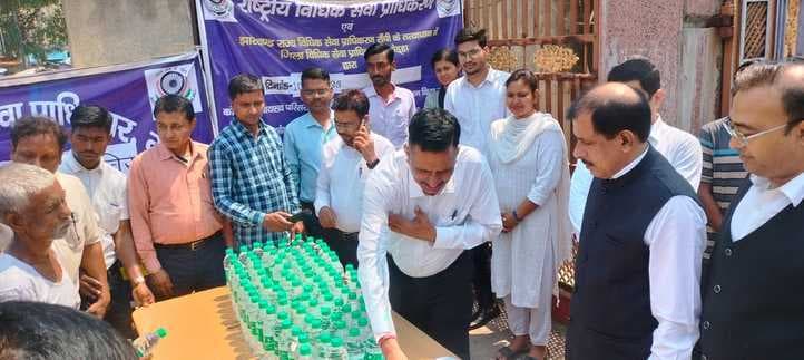 चिलचिलाती धूप में न्यायिक पदाधिकारियों ने लोगों को पिलाया पानी, बांटे ओआरएस घोल