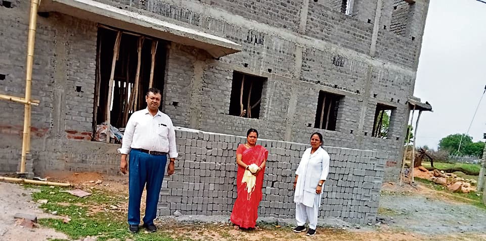 West Singhbhum News : चिकित्सा पदाधिकारी ने एसएचसी का किया निरीक्षण