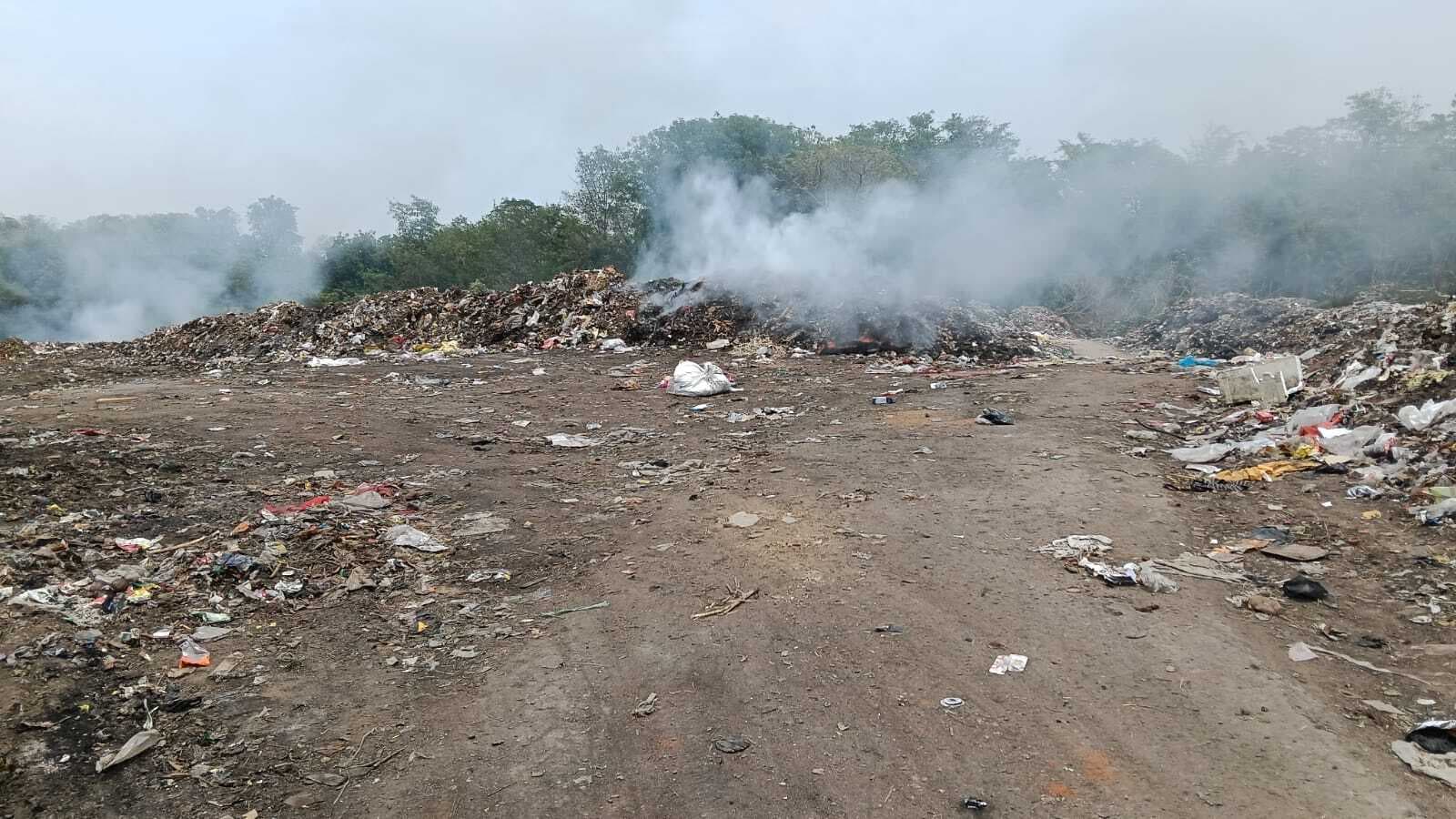 Chaibasa News : नौ साल में नहीं बन सका प्लांट, श्मशान के पास हो रहा कचरा डंप, पहाड़ बनते ही लगा देते हैं आग