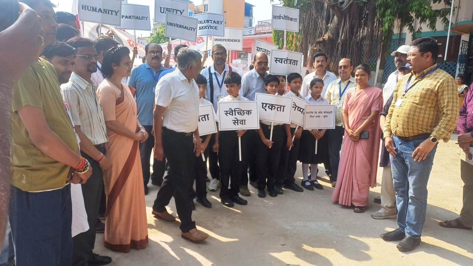 रेडक्राॅस के स्थापना दिवस पर निकाली रैली