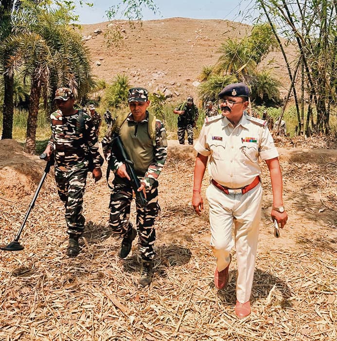 Gaya News : नक्सली गतिविधियों के विरुद्ध डुमरिया के जंगलों में चला सर्च अभियान