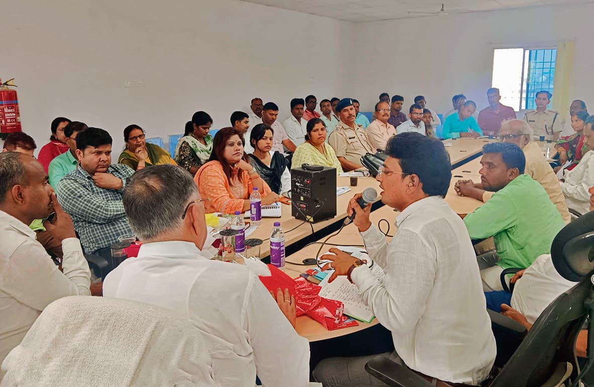 कार्यक्रम क्रियान्वयन समिति की बैठक में विभागों की समीक्षा