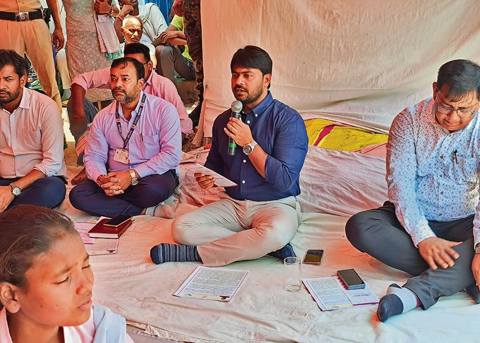 महिला संवाद कार्यक्रम : जमीन पर बिछी दरी पर बैठकर डीएम ने महिलाओं के साथ किया सीधा संवाद