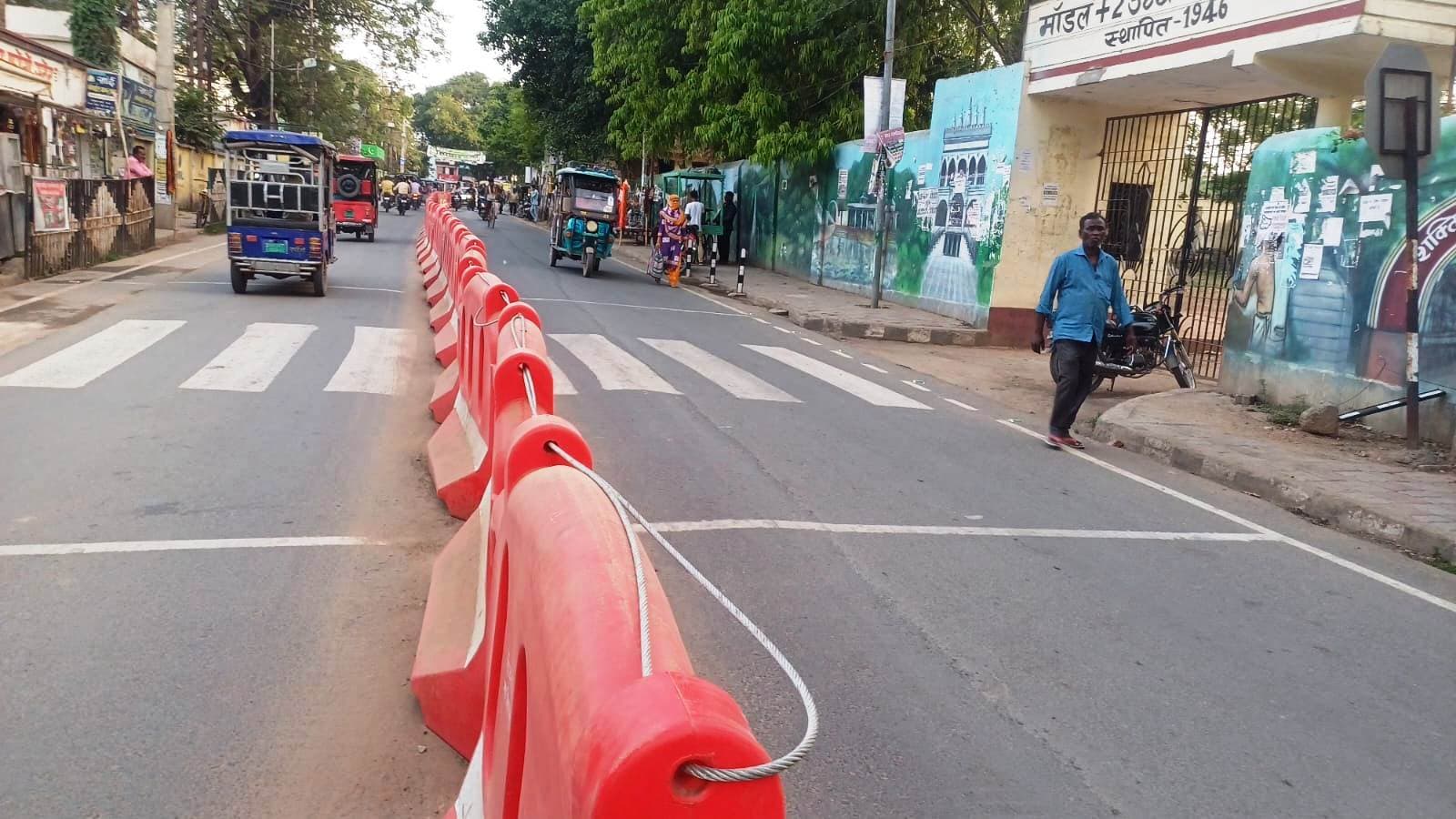 बाजार में लगे डिवाइडर को बचाने की जद्दोजहद कर रहा निगम प्रशासन