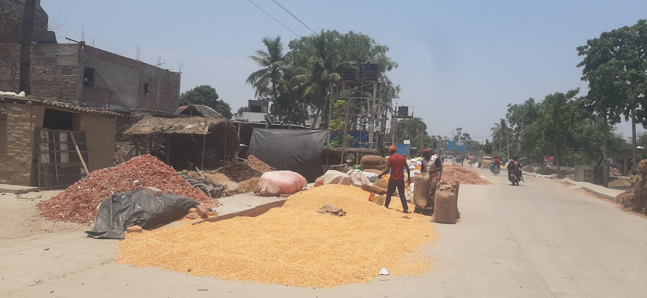 एनएच 80 को बना दिया खलिहान