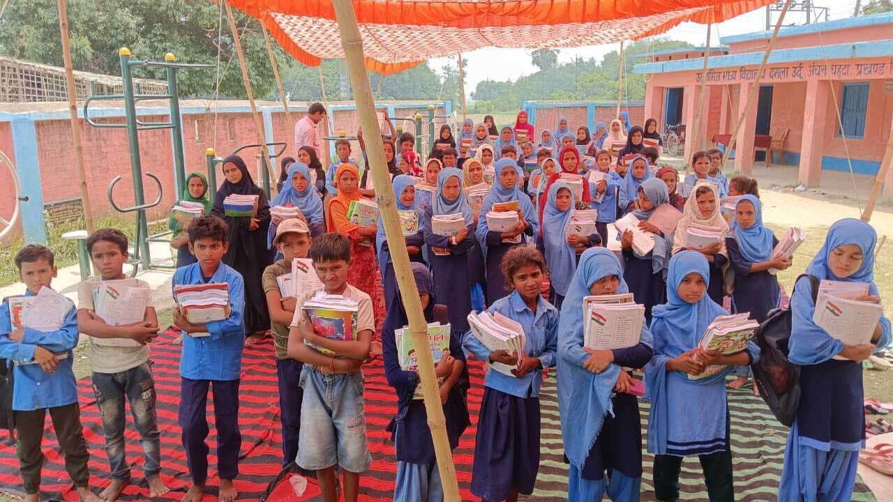 Madhubani News : प्रारंभिक विद्यालयों में निशुल्क पाठ्य पुस्तक का हुआ वितरण